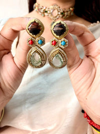 Velzora Sabhya Aabha Choker